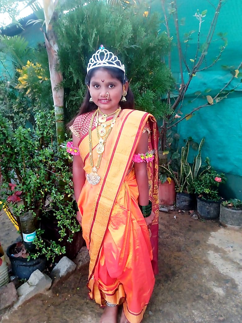 पारंपरिक नऊवारी साडीत सजलेली मुलगी