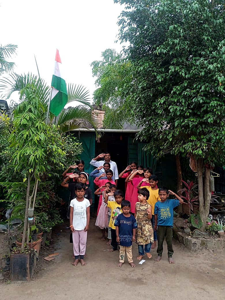 तिरंग्याला मानवंदना देणारी मुले