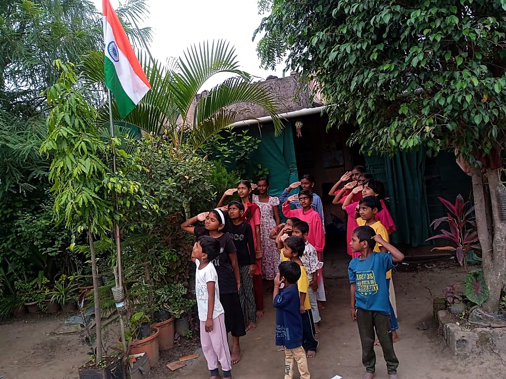 तिरंग्याला मानवंदना देताना मुले