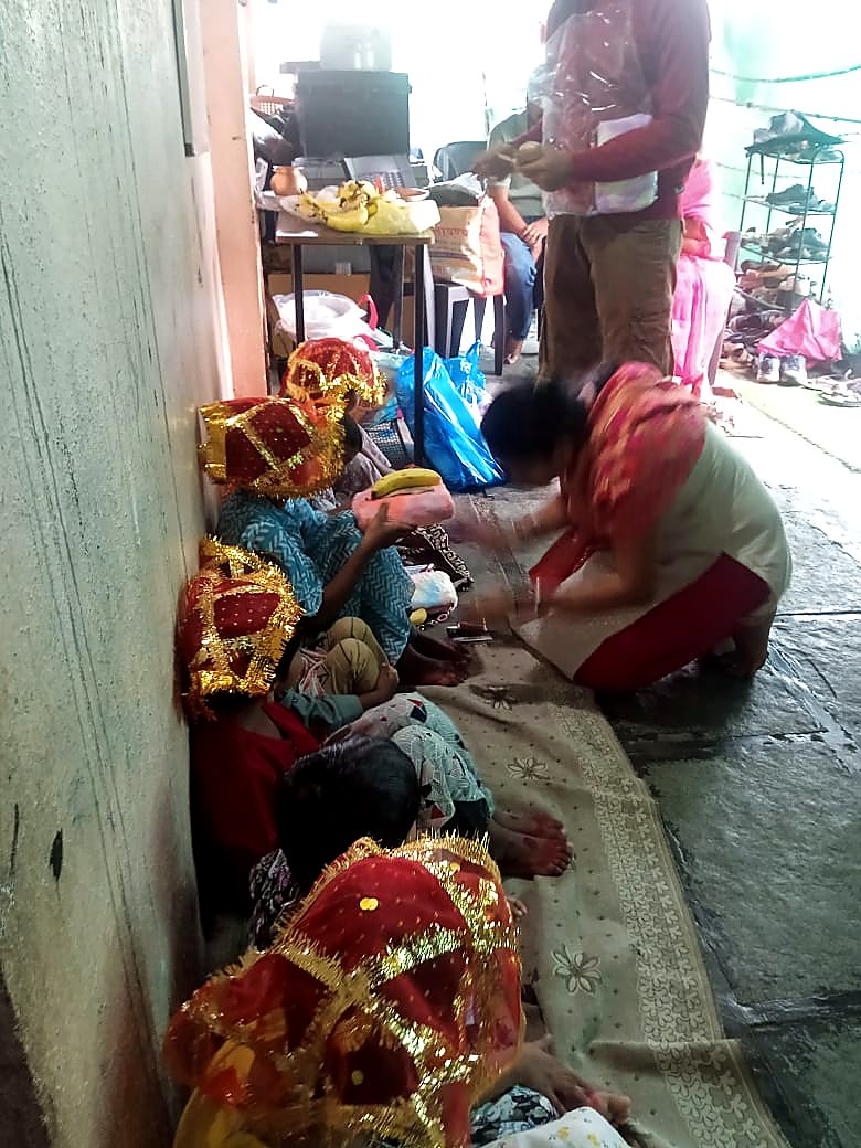 मुलांना फळे व खाऊचं वाटप