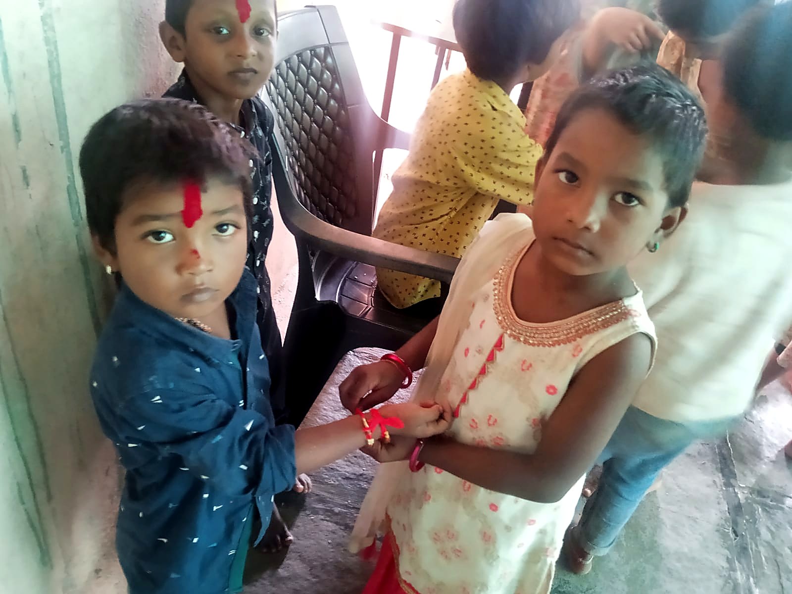 रक्षाबंधनाला भावाला राखी बांधताना