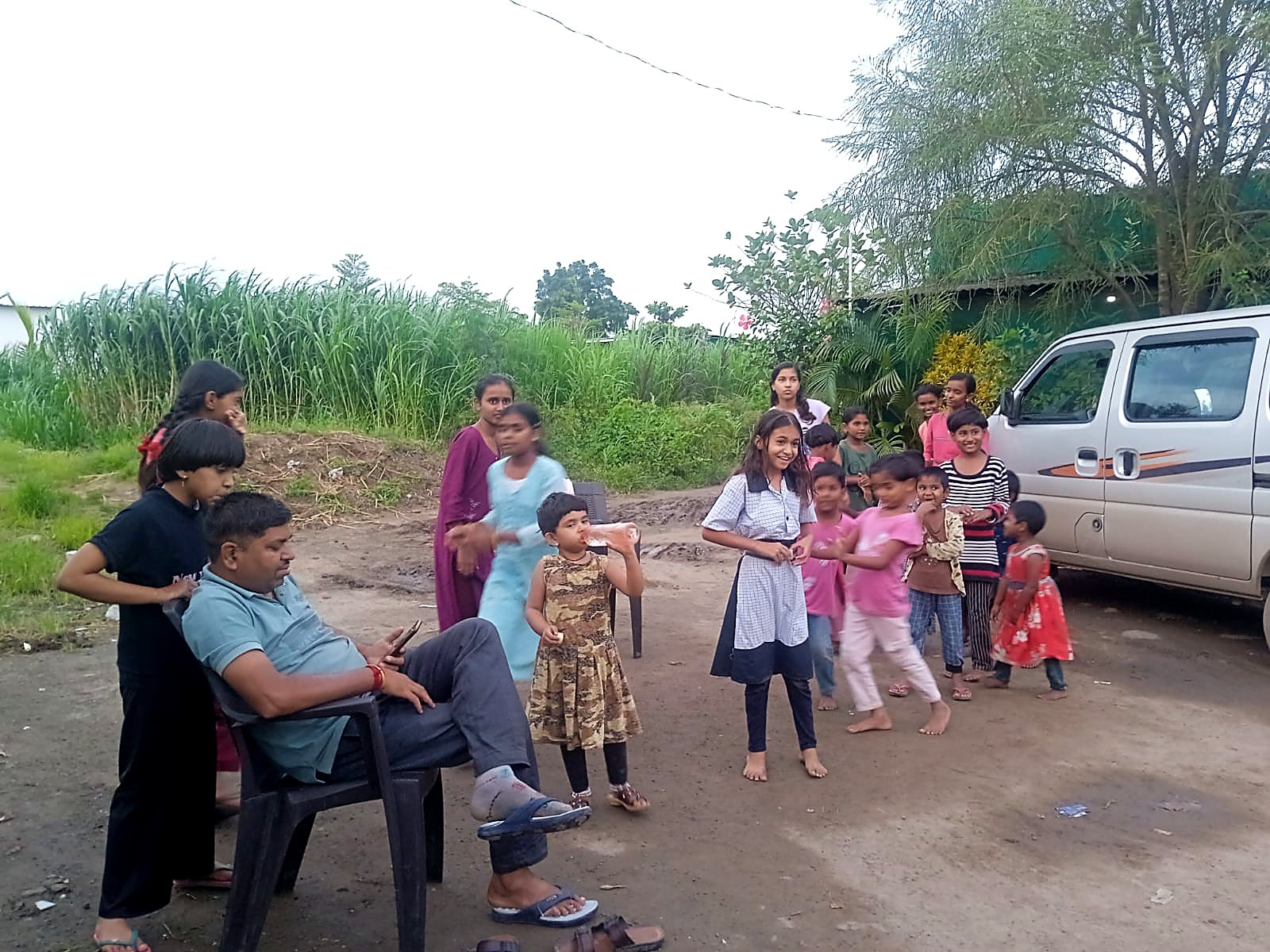 आश्रमाच्या अंगणात मुलांची गजबज