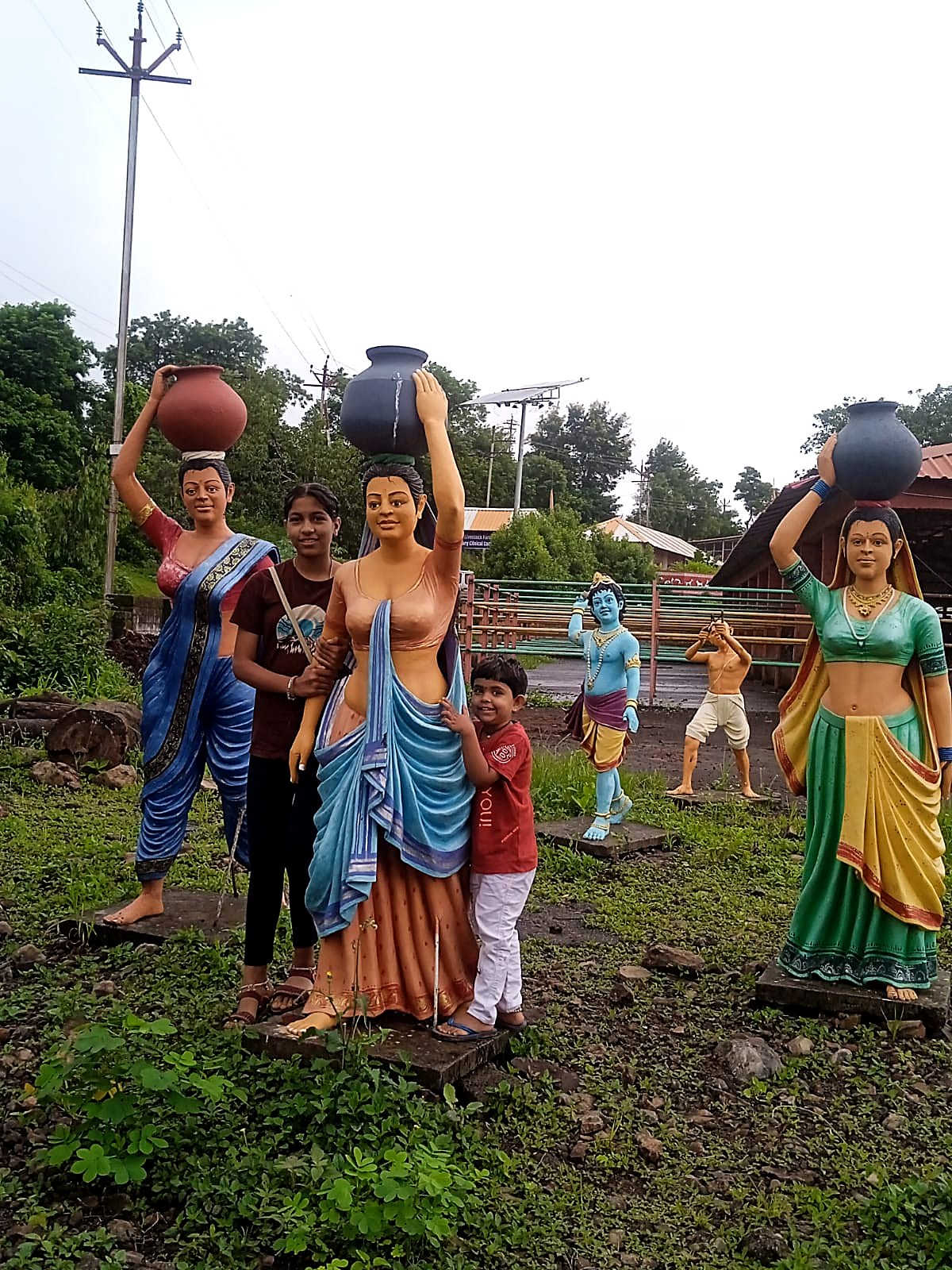 सहलीत मूर्तींसोबत मुलांचा आनंद