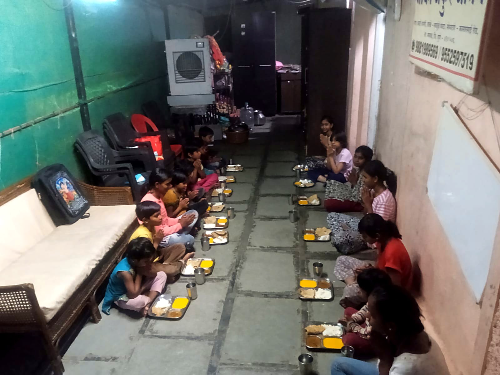 जेवणापूर्वी पंगतीत मुलांची प्रार्थना