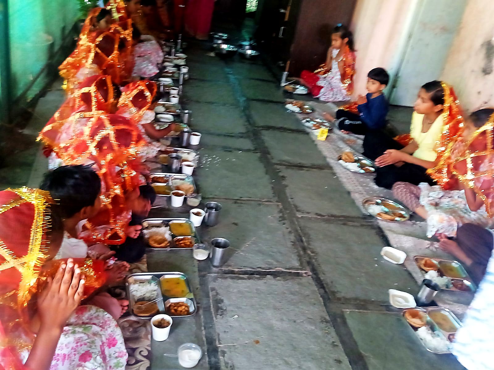 पंगतीत मुलांचं सामूहिक भोजन