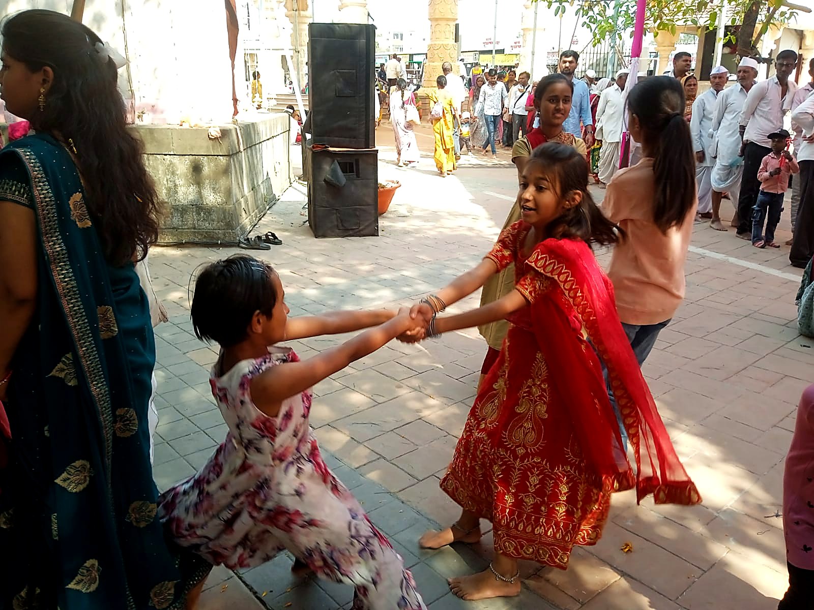 मंदिर परिसरात मुलींची पारंपरिक फुगडी
