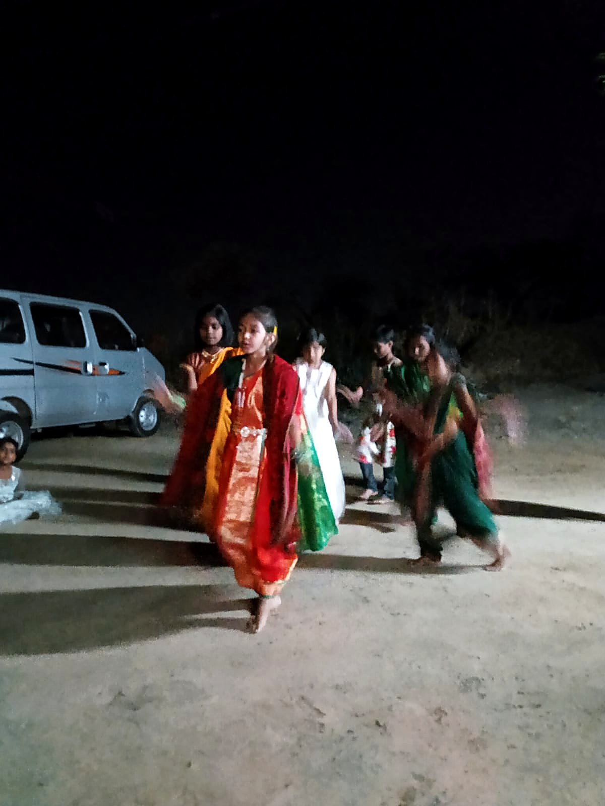 रात्री मोकळ्या मैदानात मुलींचं नृत्य