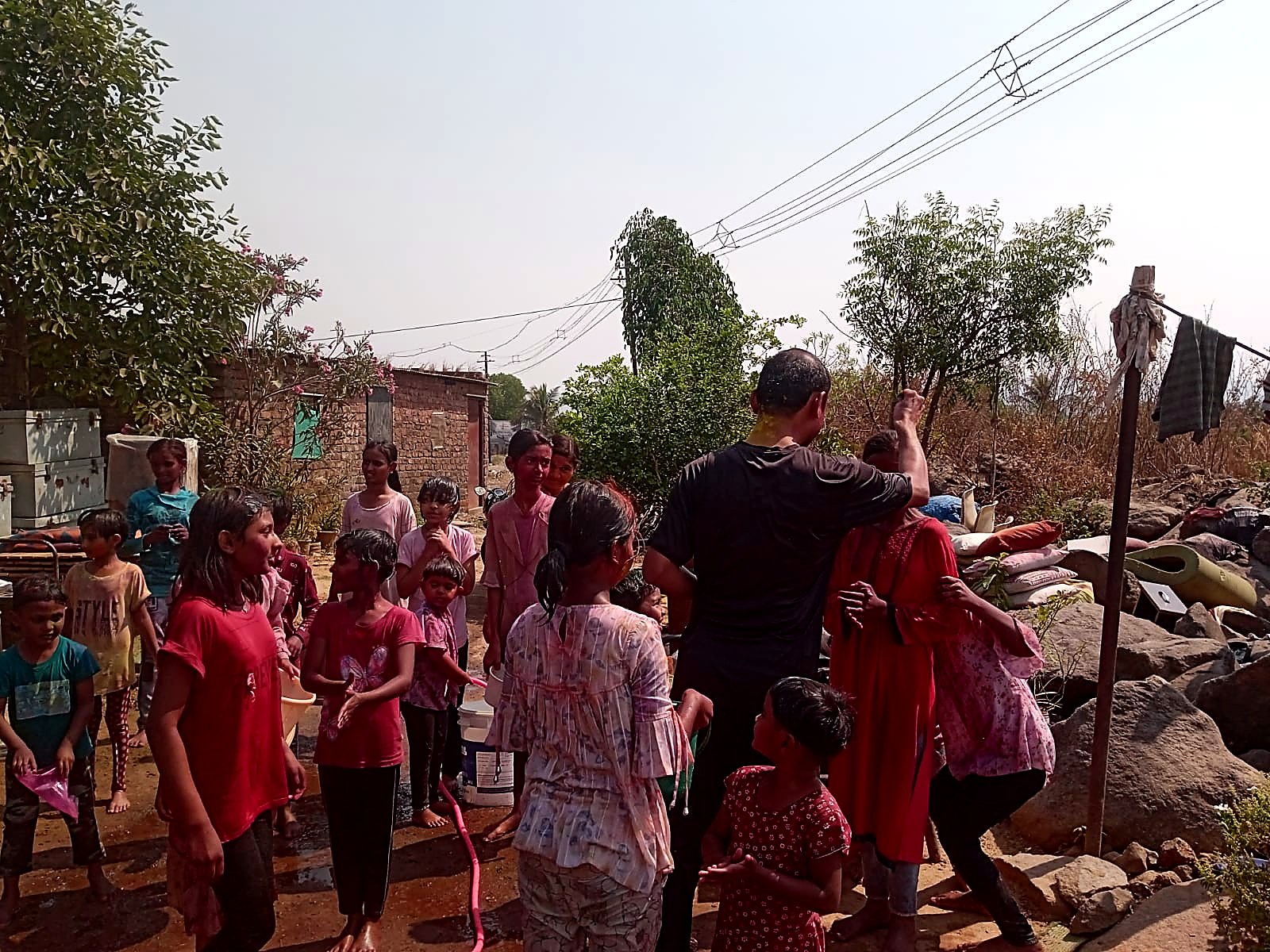 बादली व पाण्याने होळीचा खेळ