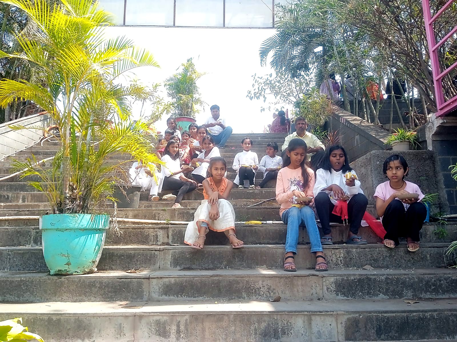 सहलीत पायऱ्यांवर बसून खाऊचा आस्वाद