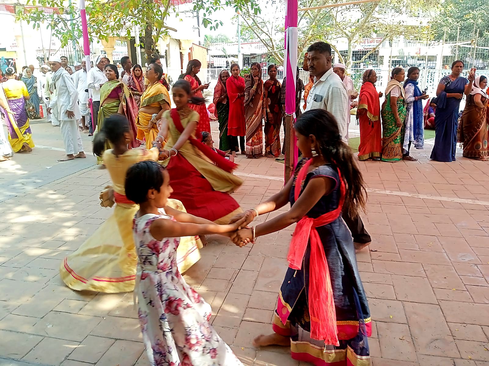 मंदिर प्रांगणात मुलींची फुगडी