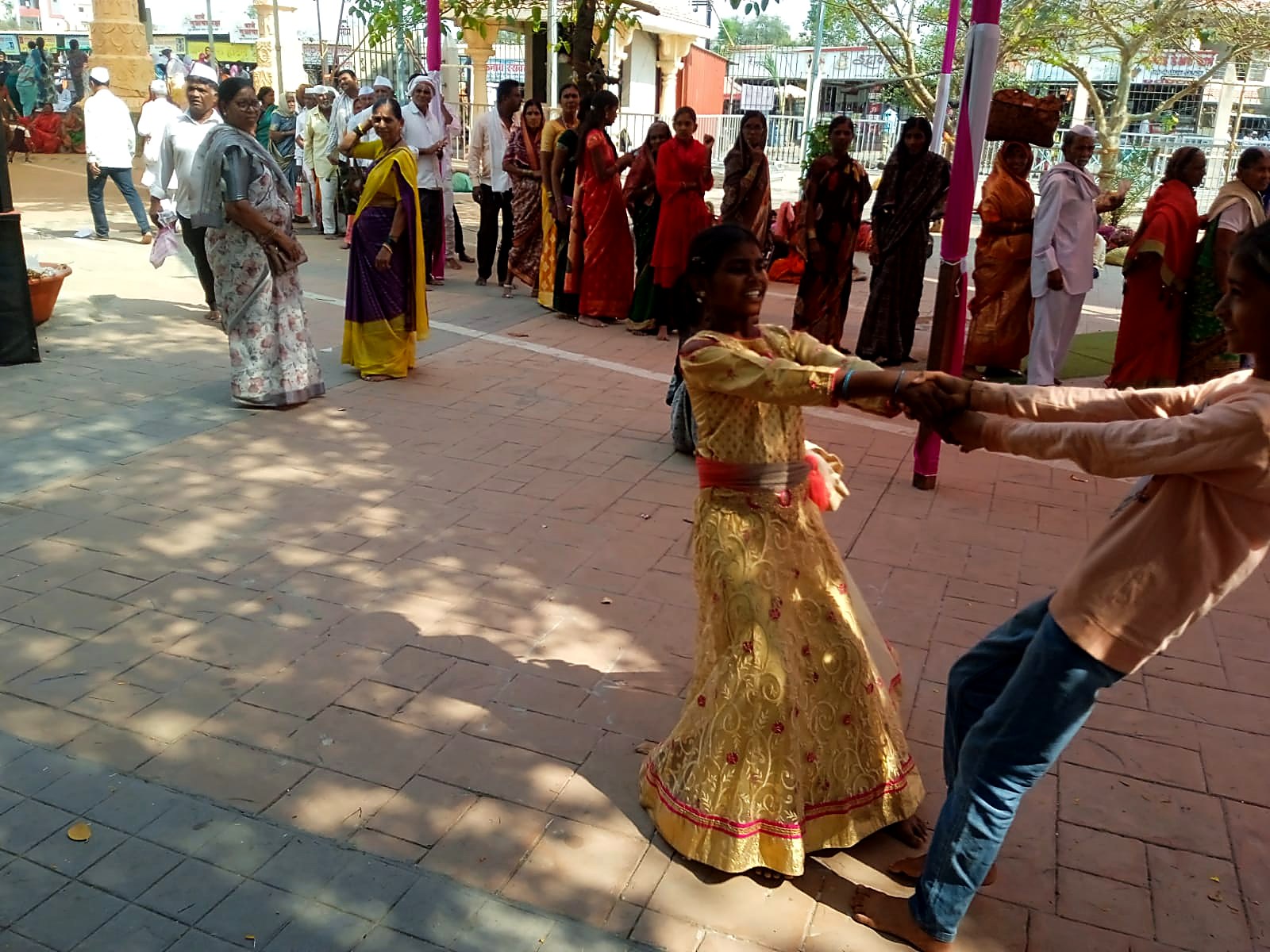 वारकऱ्यांच्या गर्दीत मुलींची फुगडी