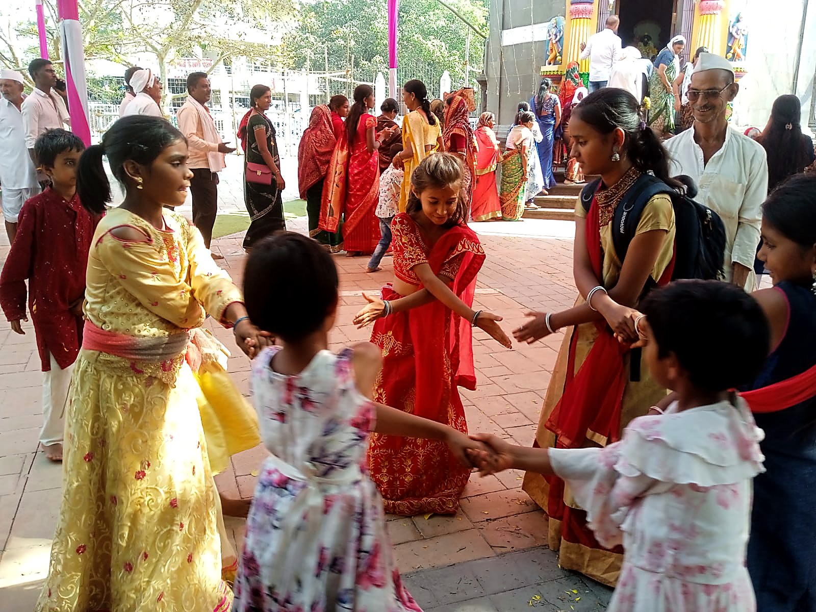 मंदिरासमोर मुलांचा फुगडीचा फेर