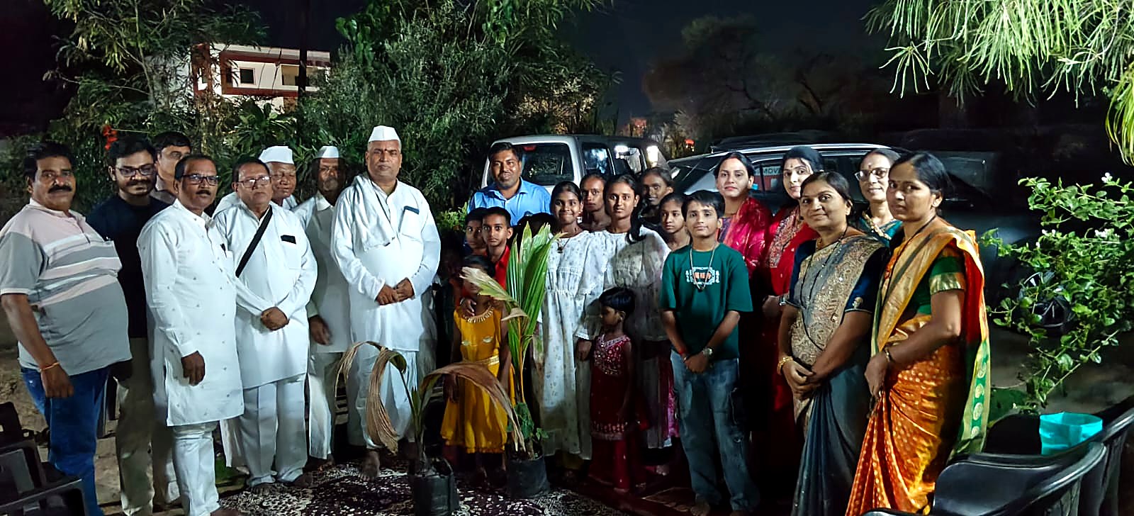रोपांसह मान्यवर व मुलांचा सामूहिक फोटो