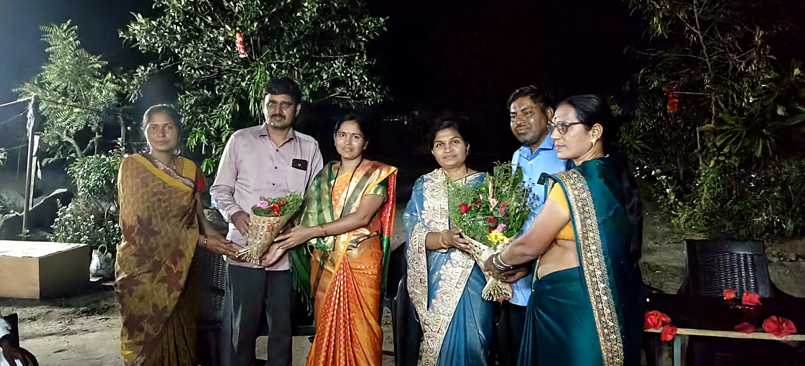 पुष्पगुच्छ देऊन पाहुण्यांचा सन्मान