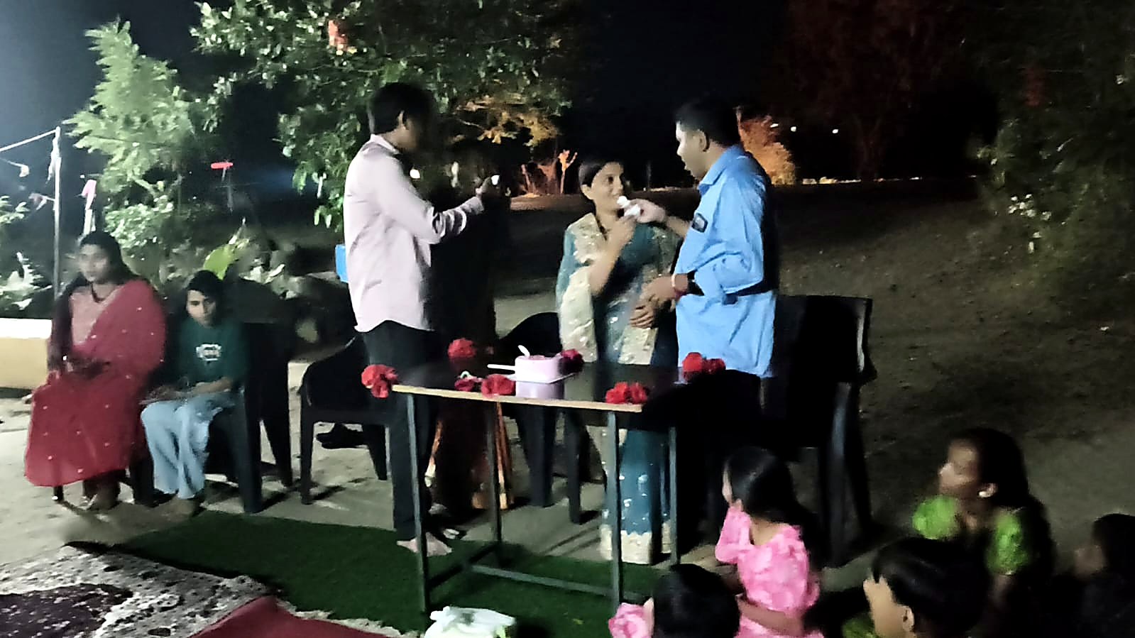 आश्रमात केक कापून आनंदाचा सोहळा
