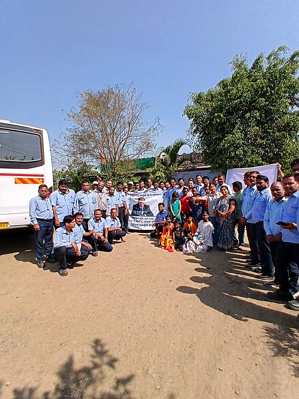 आश्रमात मदत साहित्य वाटपप्रसंगी सर्वांचा फोटो