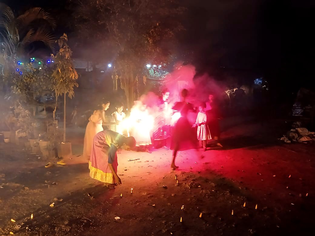 दिवाळी उत्सव — मुले फटाके उडवताना, अंगणात पणत्या