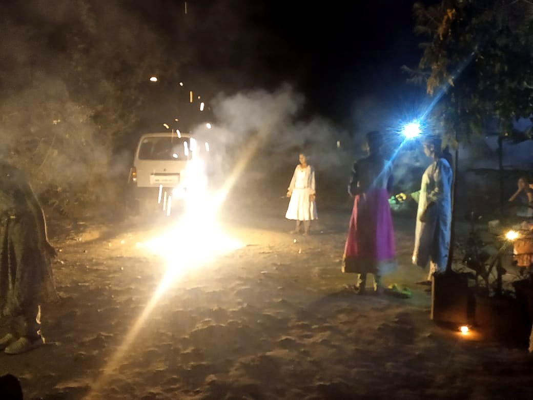 दिवाळीच्या रात्री मुलांचा फटाके उडवण्याचा आनंद