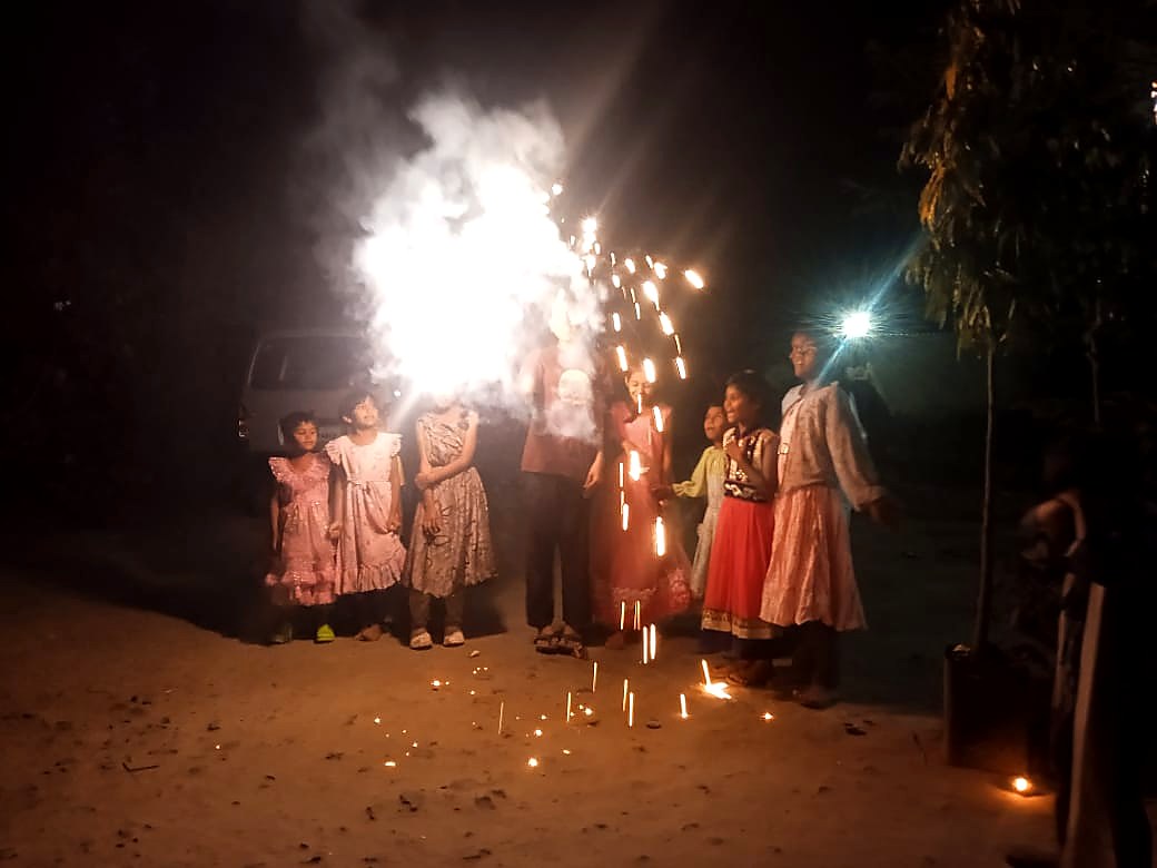 सर्व मुले एकत्र फटाक्यांची आतषबाजी पाहताना