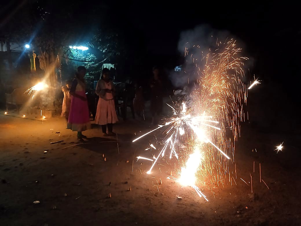 पणत्यांनी उजळलेली दिवाळी रात्र