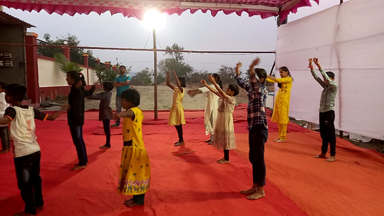 मंडपात मुलांचा सामूहिक नृत्याचा सराव
