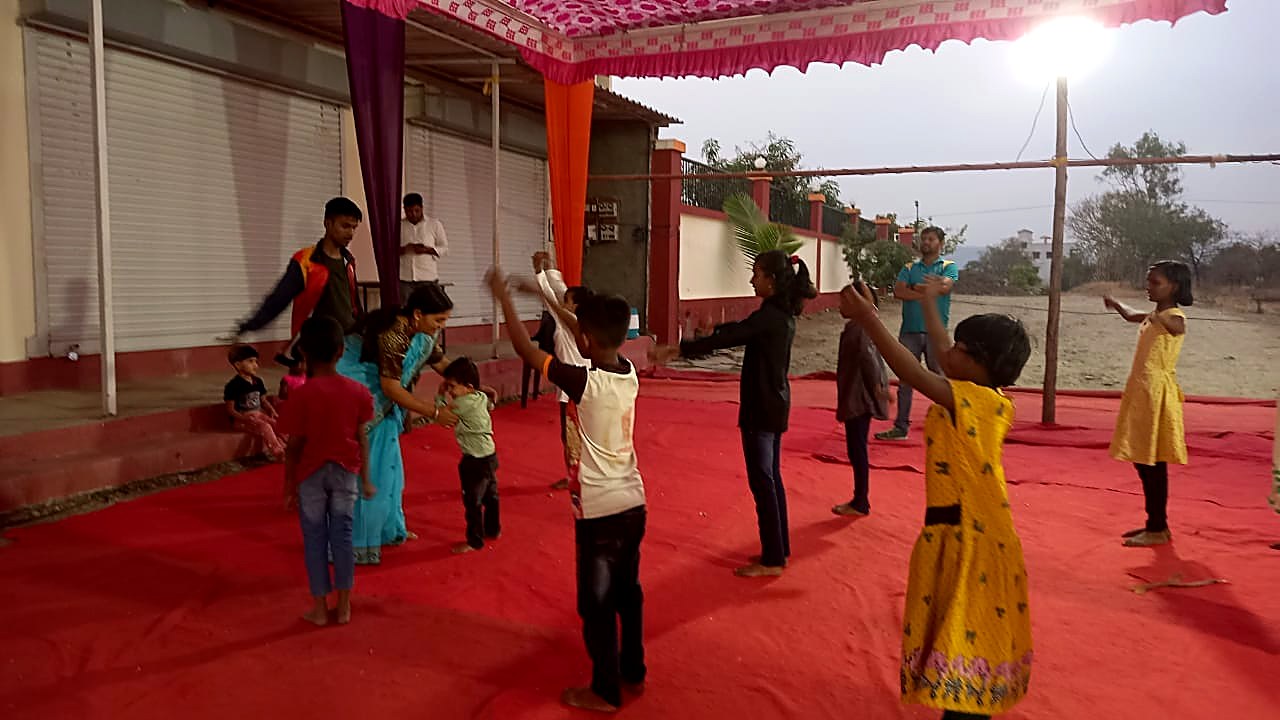 मुले व ताई मिळून मंडपात नृत्याचा आनंद घेताना