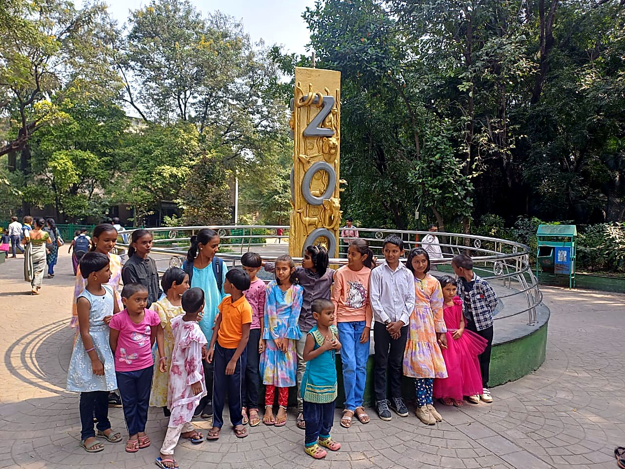 प्राणिसंग्रहालयाच्या सहलीत मुलांचा गटफोटो