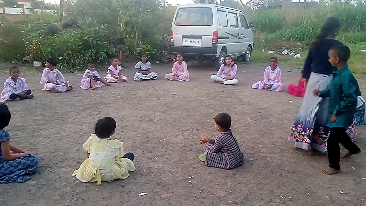 मैदानात मुलांचा सामूहिक खेळ