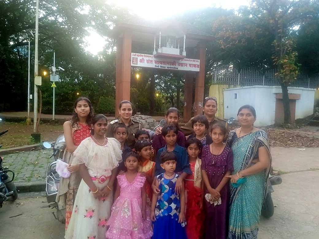 उद्यानाच्या प्रवेशद्वारी मुलींचा गटफोटो