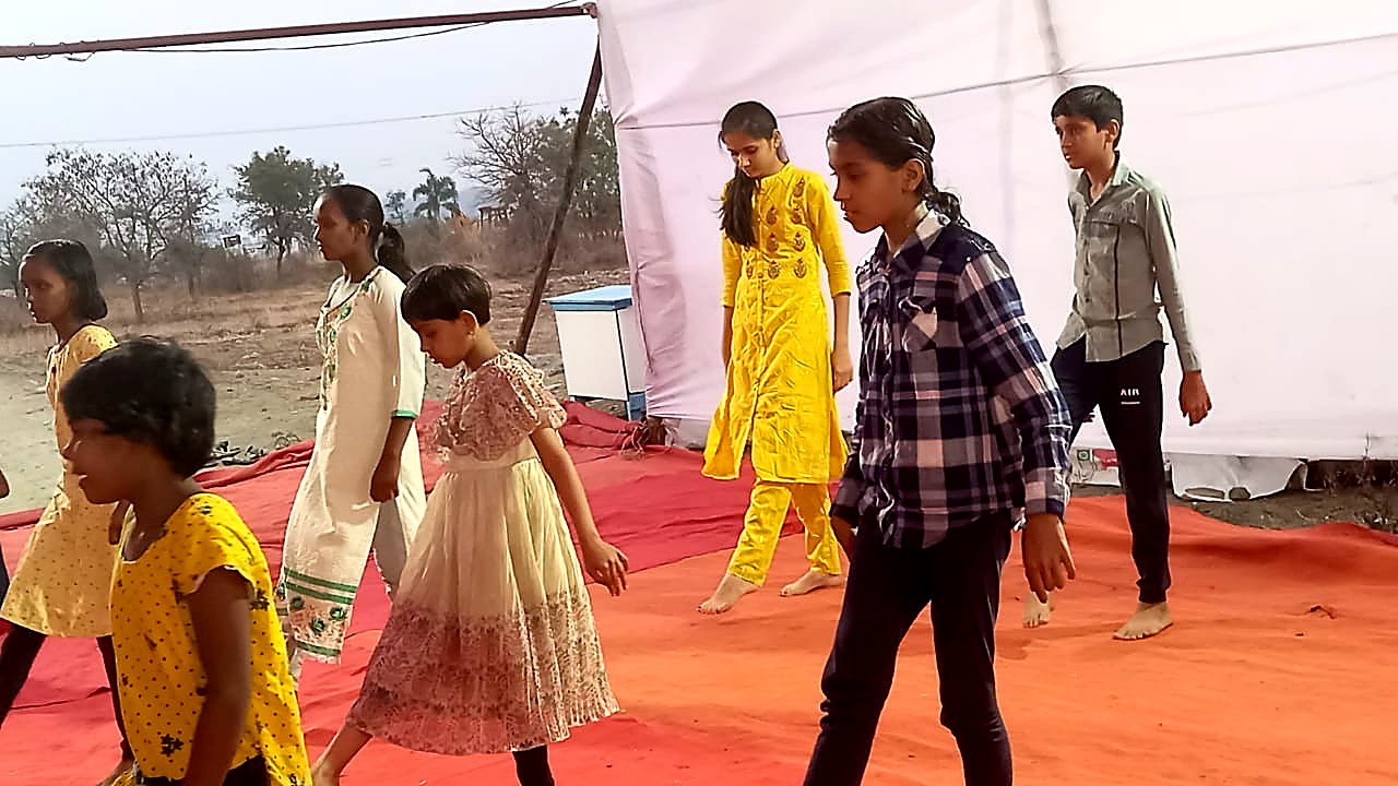 मंडपात अनवाणी मुलांचा नृत्य सराव