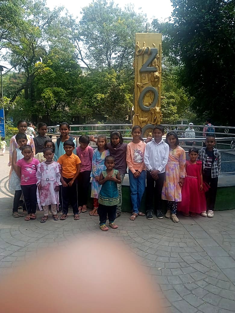 प्राणिसंग्रहालयातील सहलीत मुलांचा फोटो