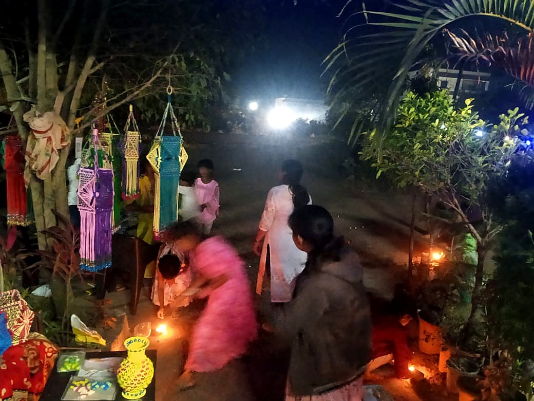 आकाश कंदील लावून दिवाळीत पणत्या उजळताना