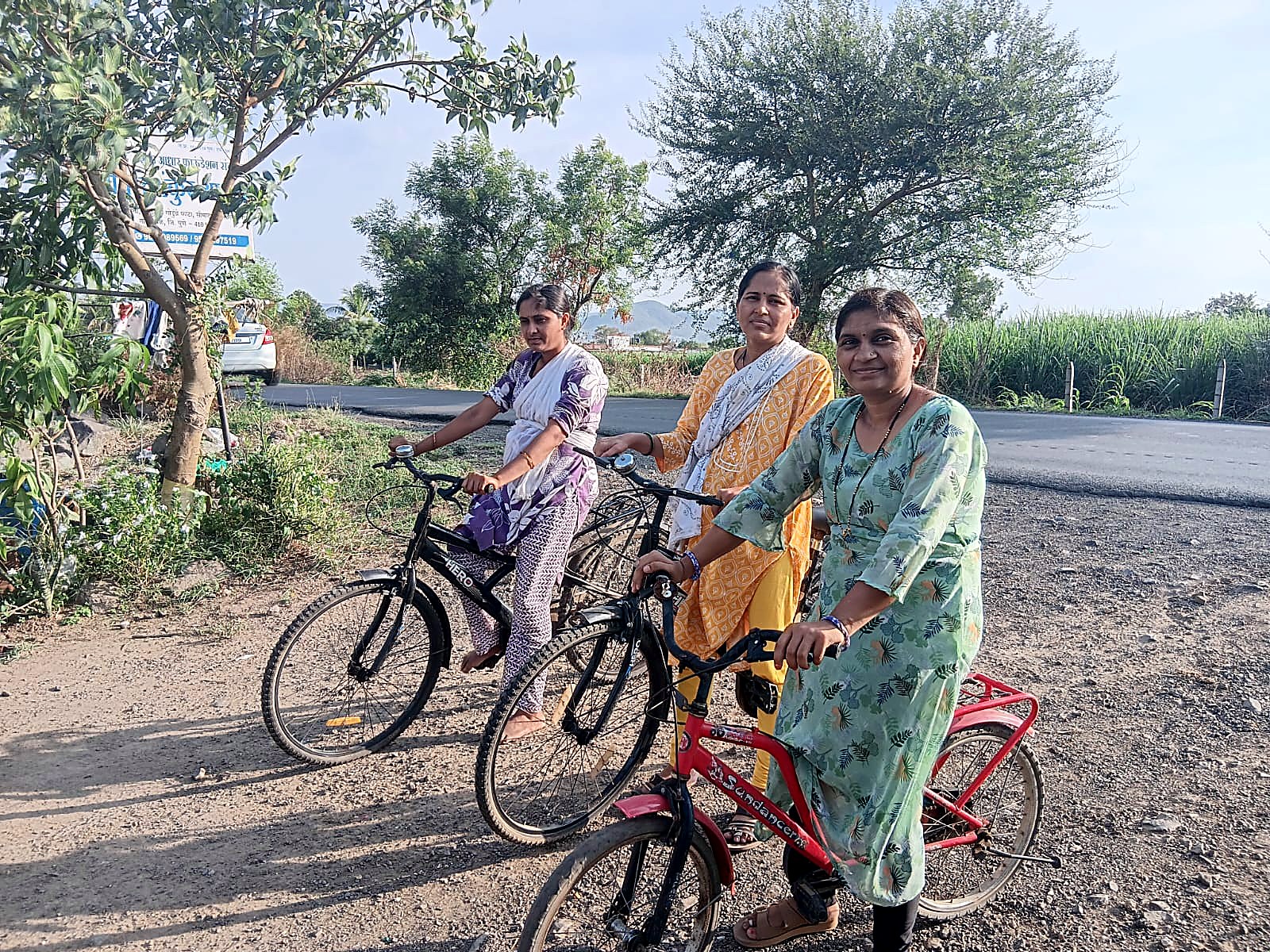 आश्रमाजवळ सायकलवर फेरफटका मारताना