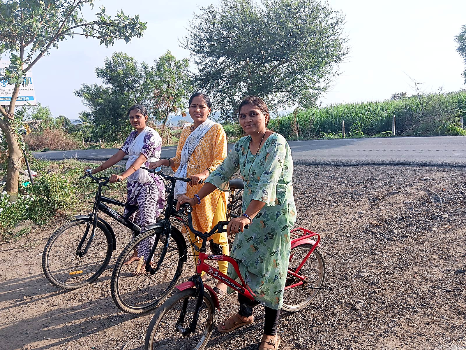 आश्रमाच्या परिसरात सायकलवरून फेरी