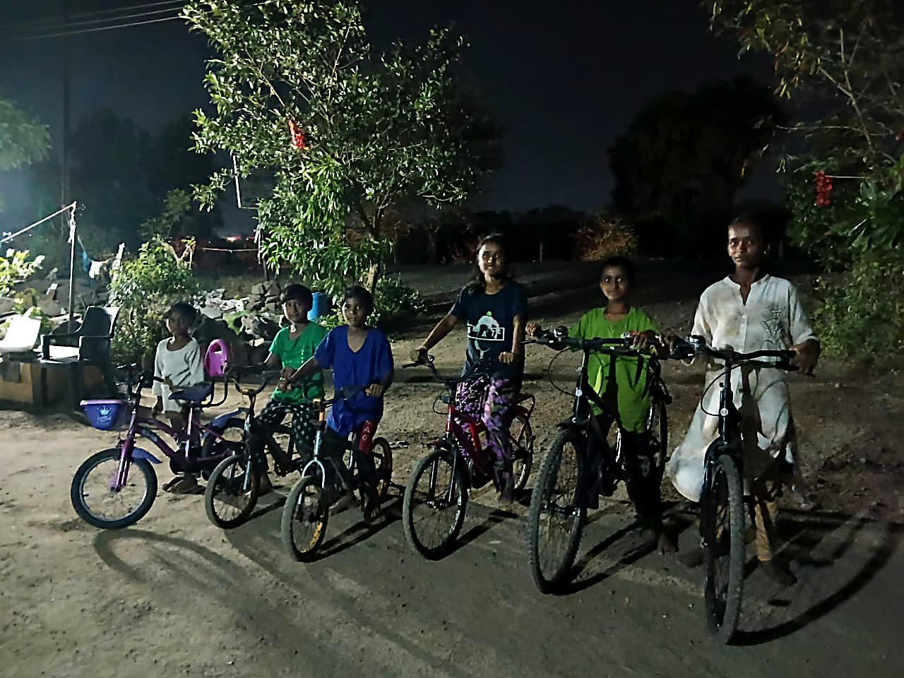 रात्री नव्या सायकलींसह मुलांचा उत्साह