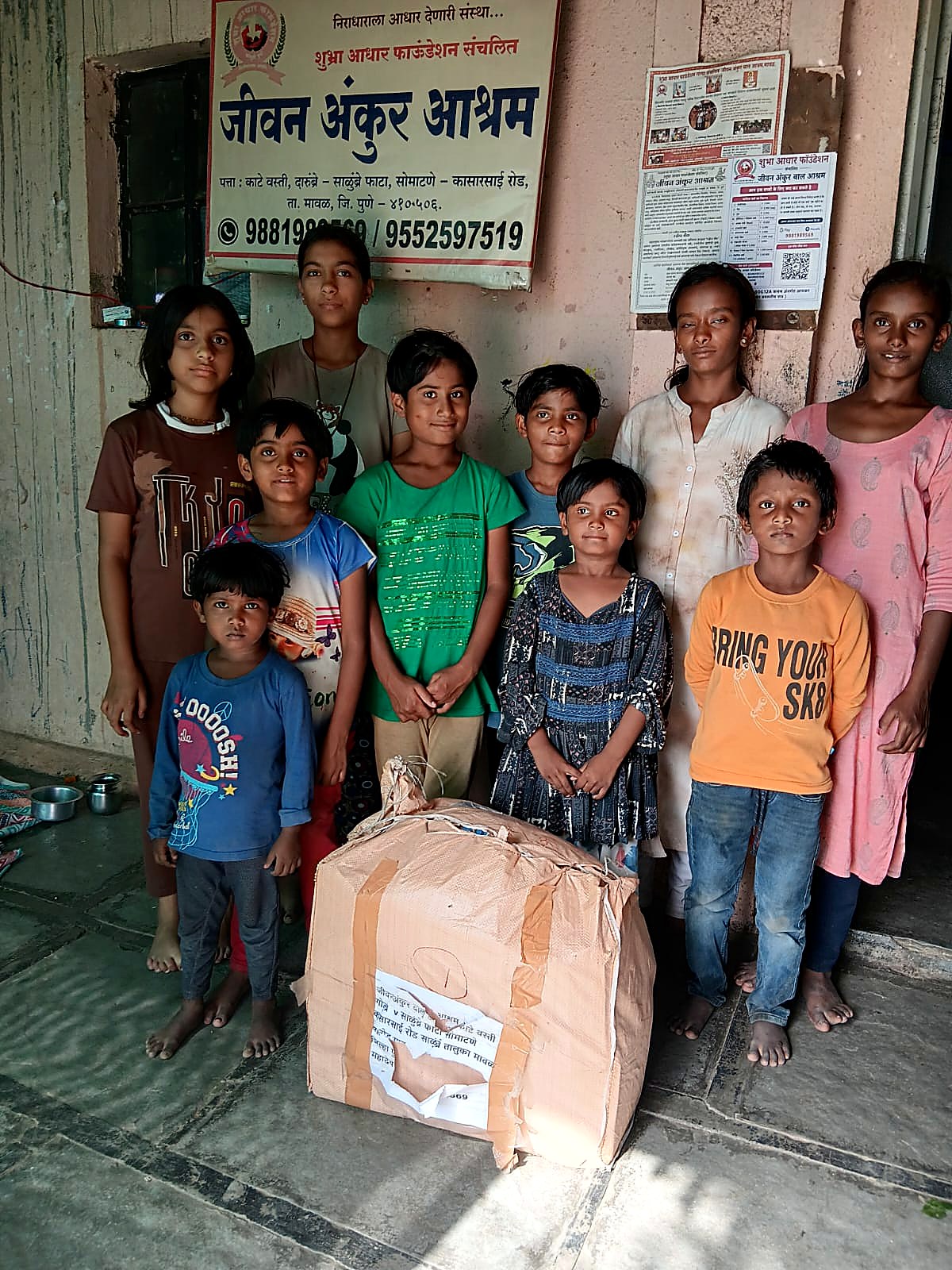 जीवन अंकुर आश्रमात मिळालेल्या मदतीसह मुले
