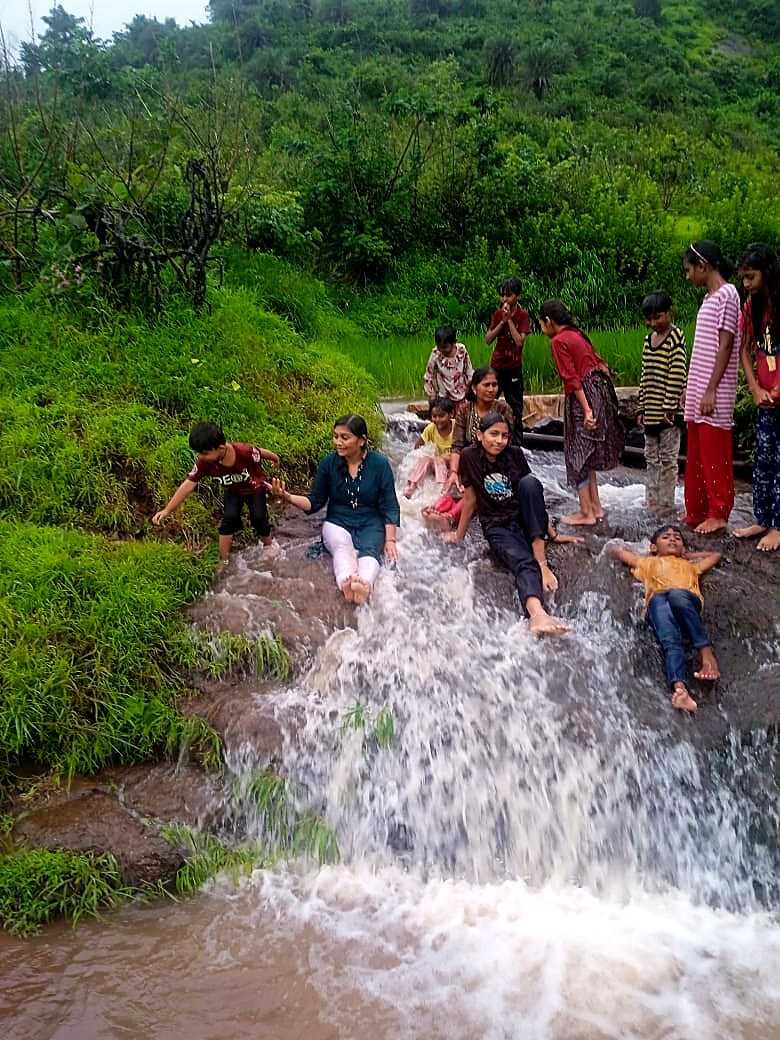पावसाळी सहलीत धबधब्याच्या पाण्यात मुलांची मजा