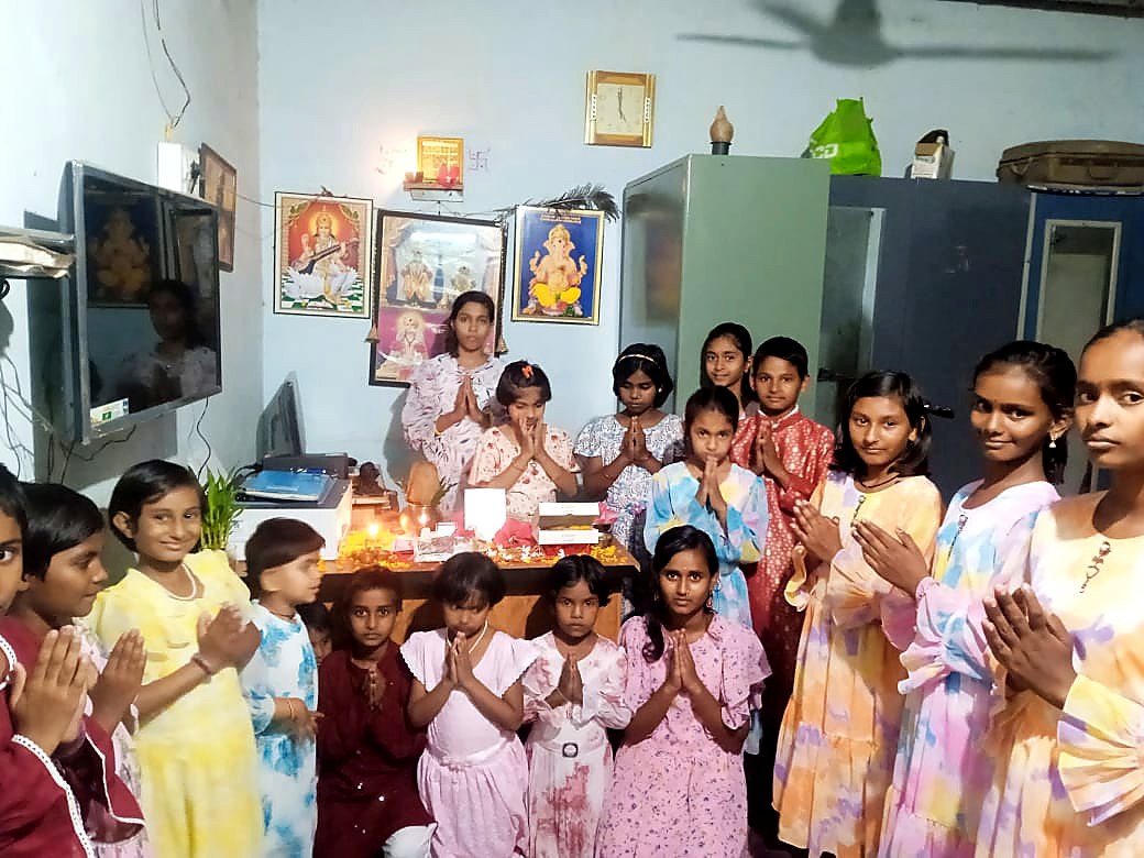 आश्रमात सणानिमित्त पूजा करताना मुली