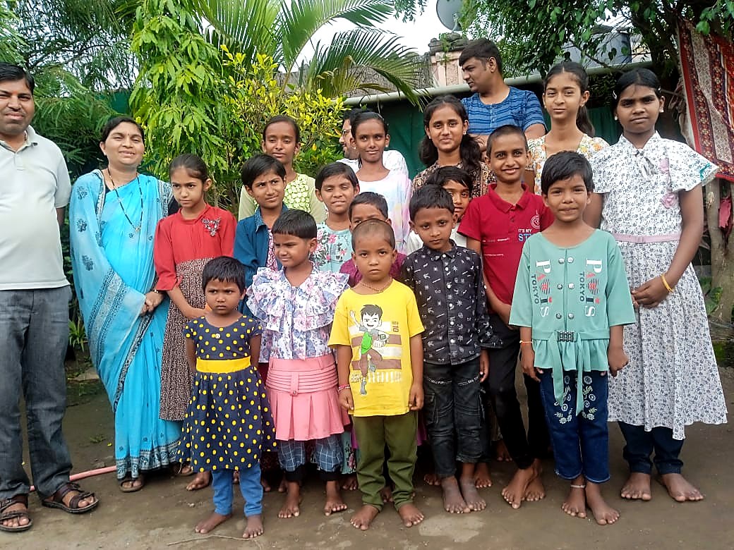 आश्रमातील मुलांचा संचालकांसोबत सामूहिक फोटो