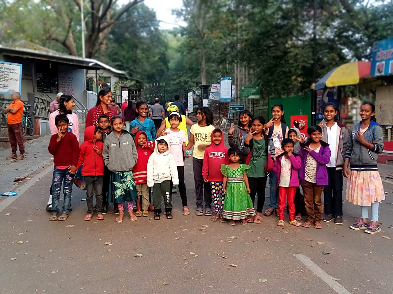 उद्यानाच्या प्रवेशद्वाराजवळ सहलीला निघालेली मुले