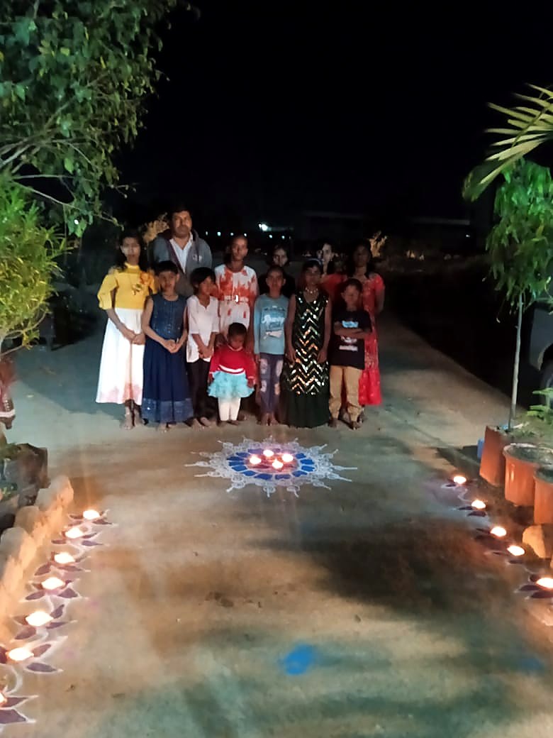 दिवाळीची रांगोळी व दिव्यांची आरास
