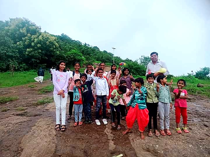 पावसाळी सहलीत डोंगरावर आनंदी मुले