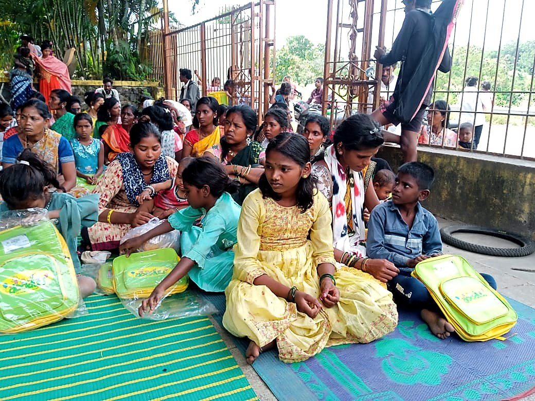 शालेय किट व स्कूल बॅग वाटप