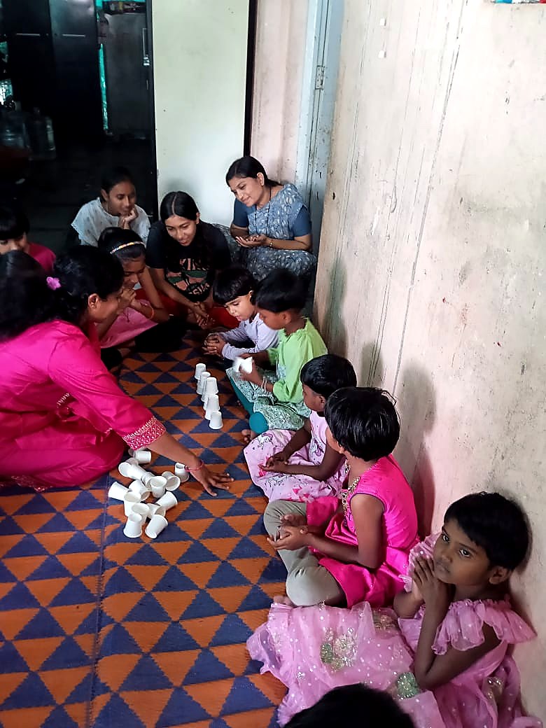 मुलांचा बैठा खेळ — कप रचण्याची स्पर्धा