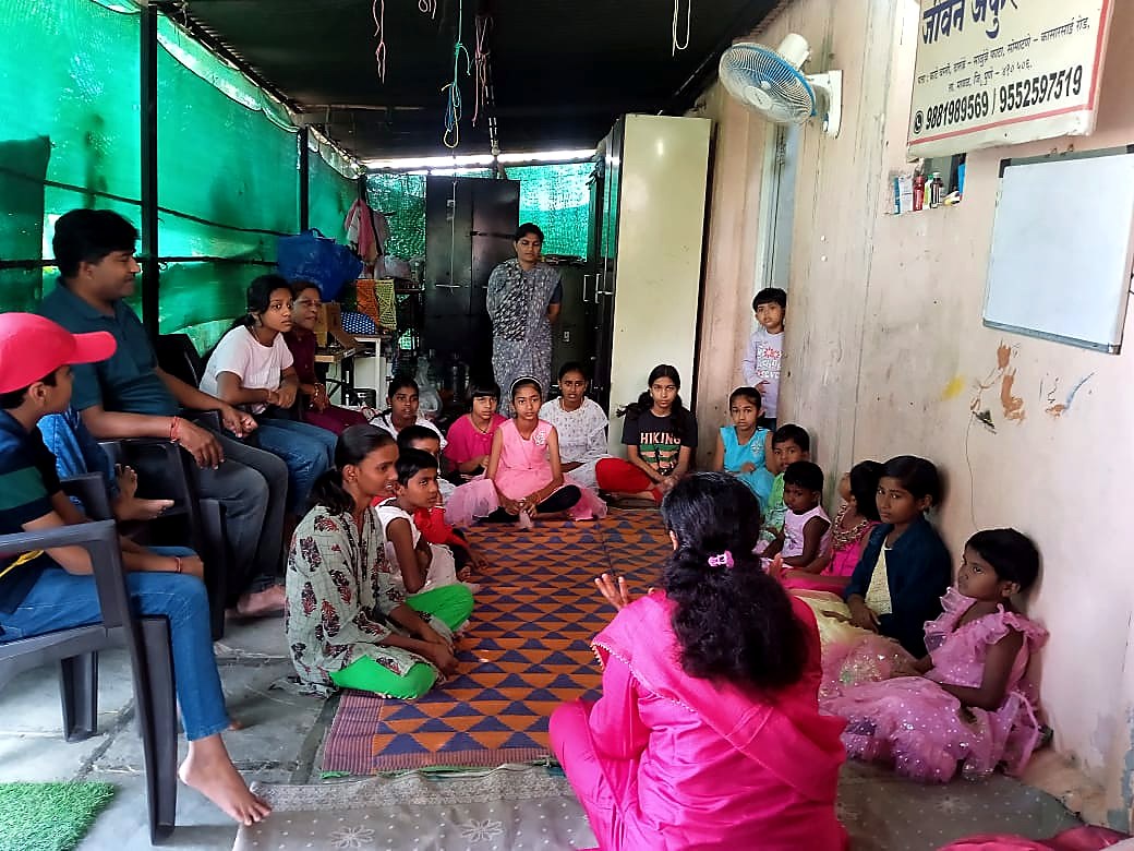 आश्रमात मुलांसोबत मार्गदर्शन व संवाद सत्र